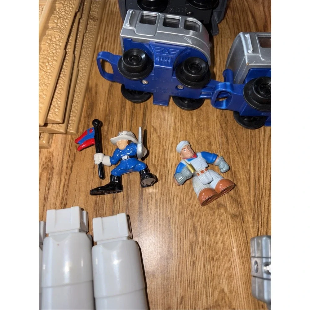GeoTrax LARGE LOT 80+ Trains People Signs Building Tracks Controllers Untested